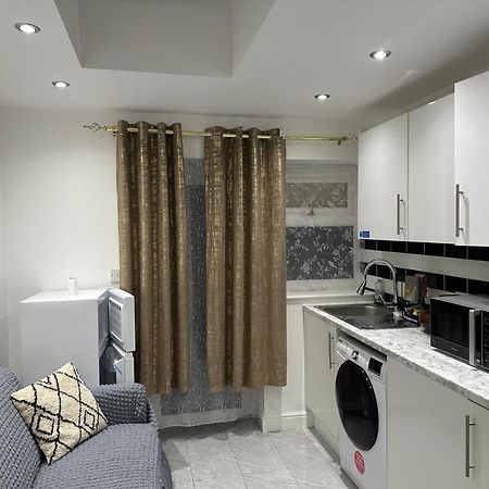 4Th Studio Flat With Private Own Bathroom A London Luxury Family Home Setup And Furnished With Double Bed Plus A Double Futon-Sofa Bed A Single Futon Bed A Baby Cot And Garden And Free Parking Londres Exterior foto