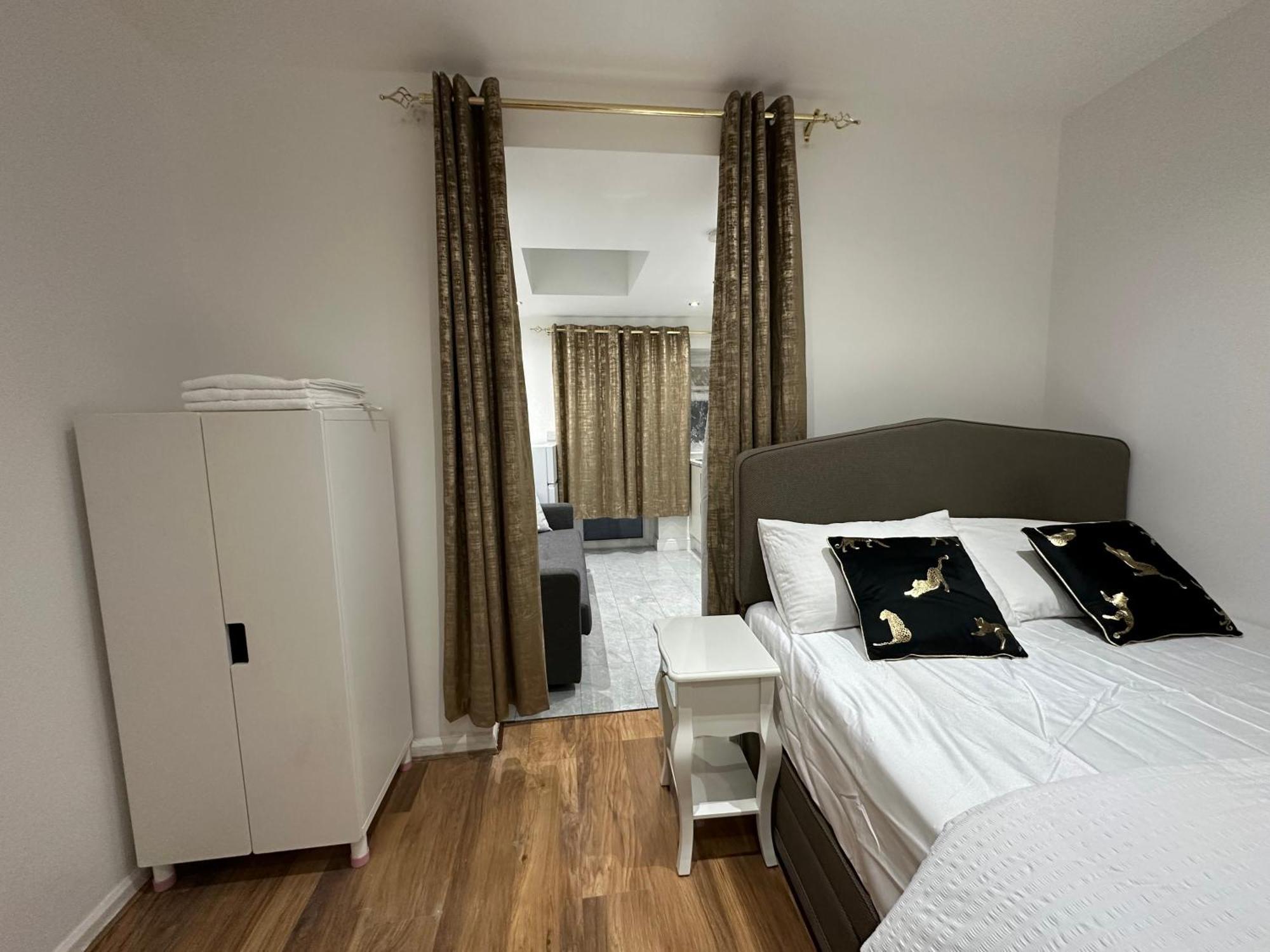 4Th Studio Flat With Private Own Bathroom A London Luxury Family Home Setup And Furnished With Double Bed Plus A Double Futon-Sofa Bed A Single Futon Bed A Baby Cot And Garden And Free Parking Londres Exterior foto