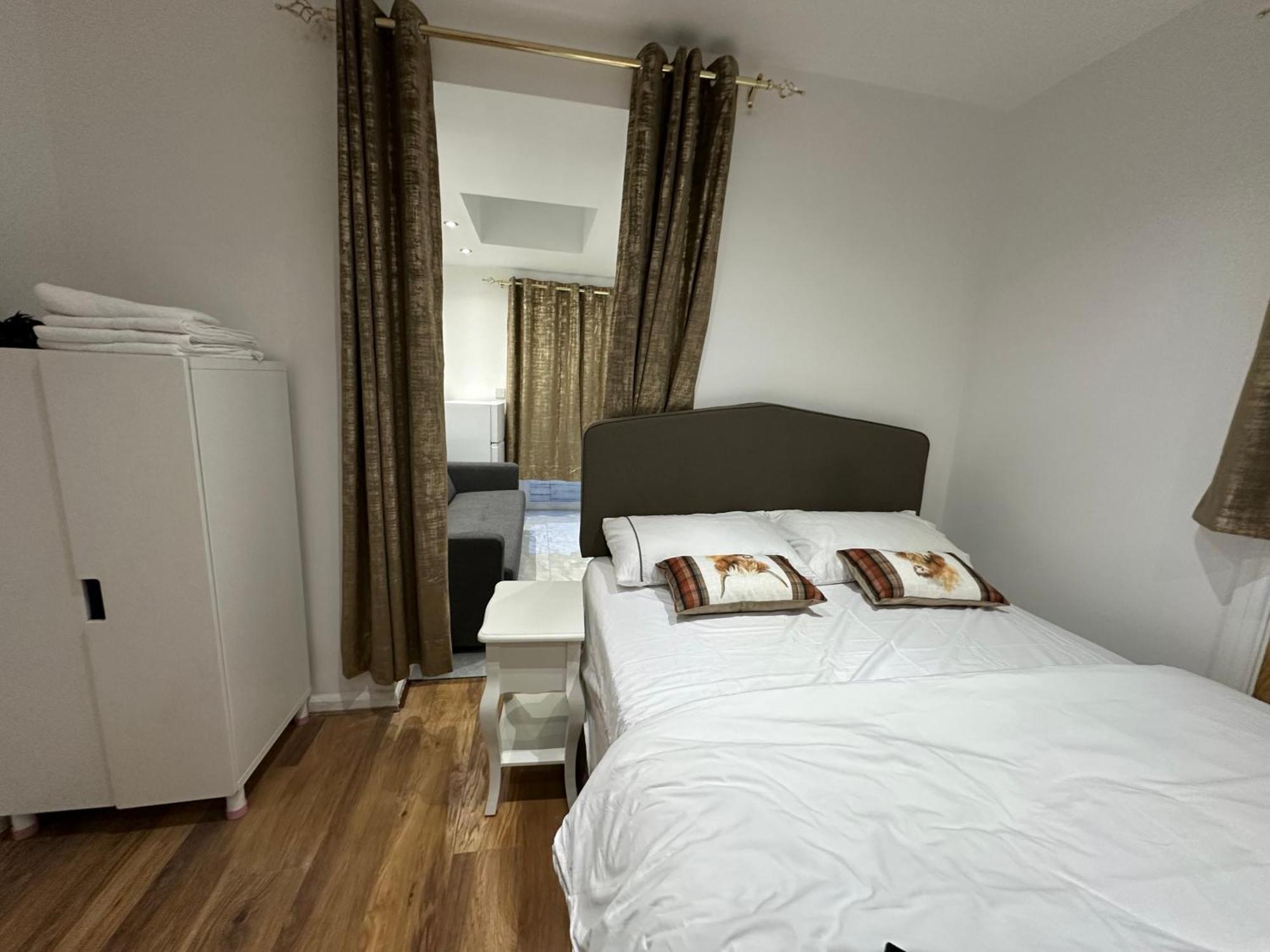 4Th Studio Flat With Private Own Bathroom A London Luxury Family Home Setup And Furnished With Double Bed Plus A Double Futon-Sofa Bed A Single Futon Bed A Baby Cot And Garden And Free Parking Londres Exterior foto