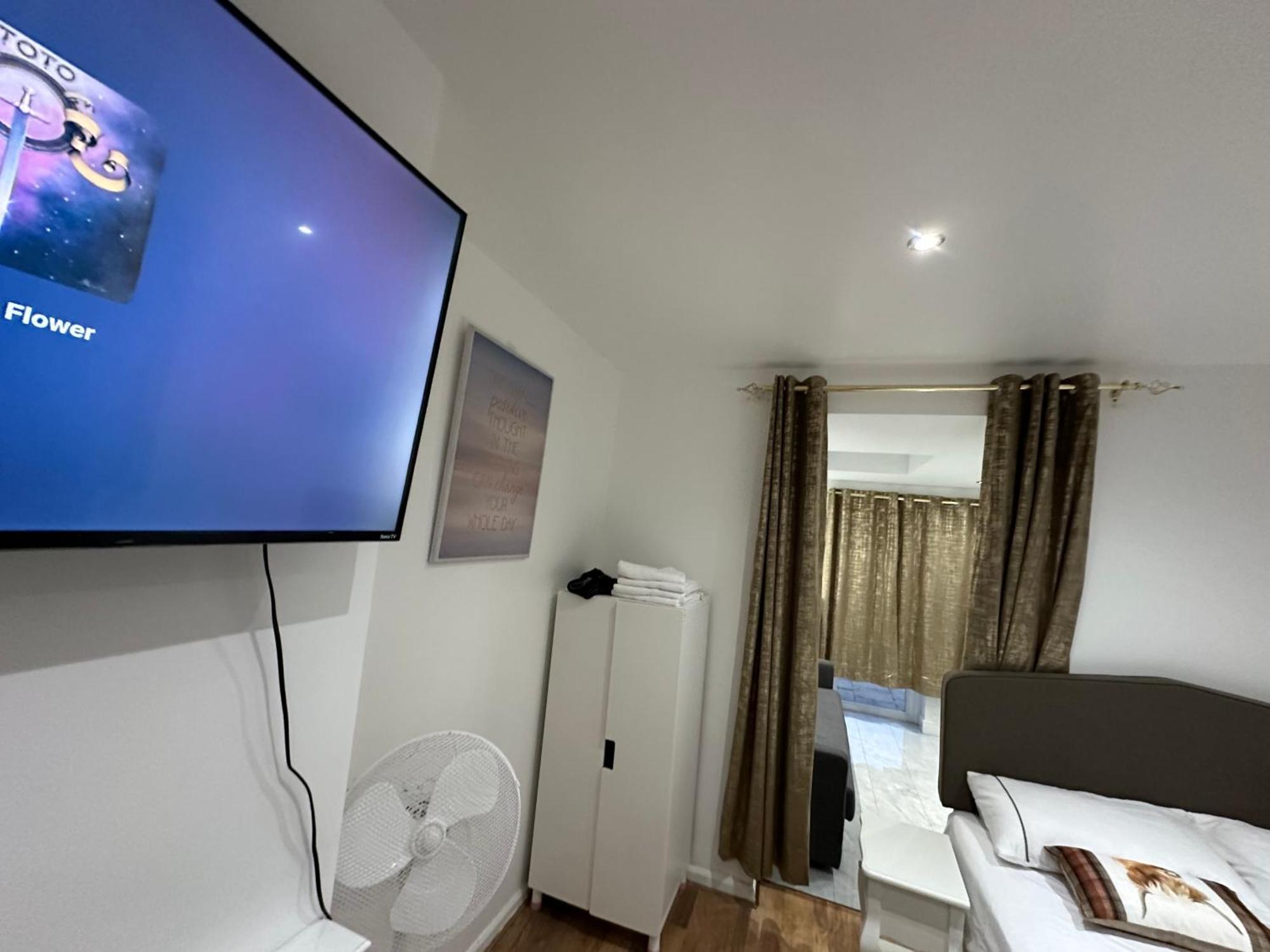4Th Studio Flat With Private Own Bathroom A London Luxury Family Home Setup And Furnished With Double Bed Plus A Double Futon-Sofa Bed A Single Futon Bed A Baby Cot And Garden And Free Parking Londres Exterior foto