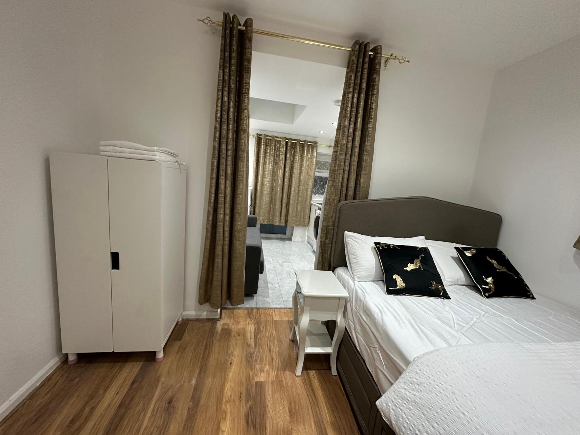 4Th Studio Flat With Private Own Bathroom A London Luxury Family Home Setup And Furnished With Double Bed Plus A Double Futon-Sofa Bed A Single Futon Bed A Baby Cot And Garden And Free Parking Londres Exterior foto