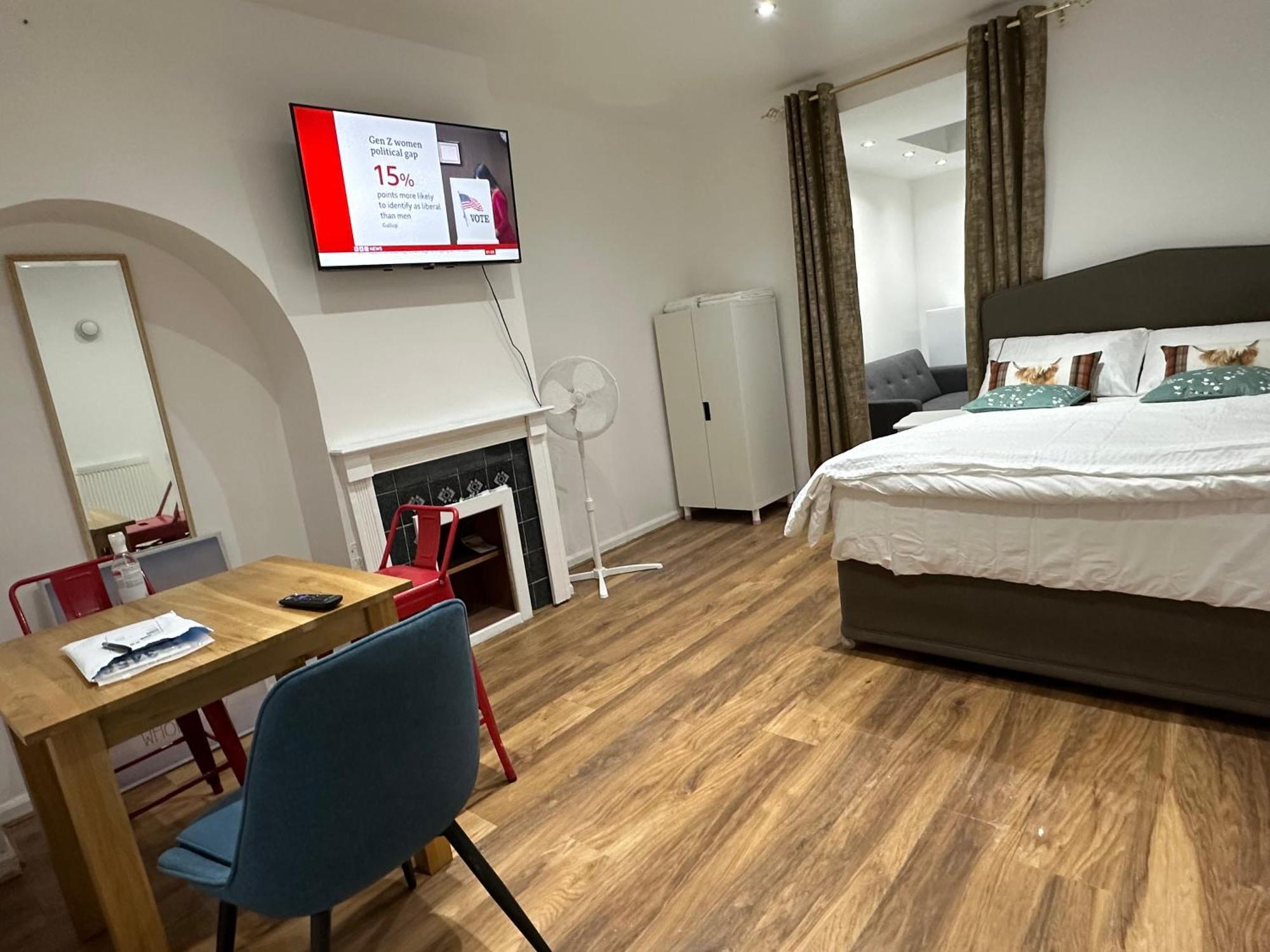 4Th Studio Flat With Private Own Bathroom A London Luxury Family Home Setup And Furnished With Double Bed Plus A Double Futon-Sofa Bed A Single Futon Bed A Baby Cot And Garden And Free Parking Londres Exterior foto