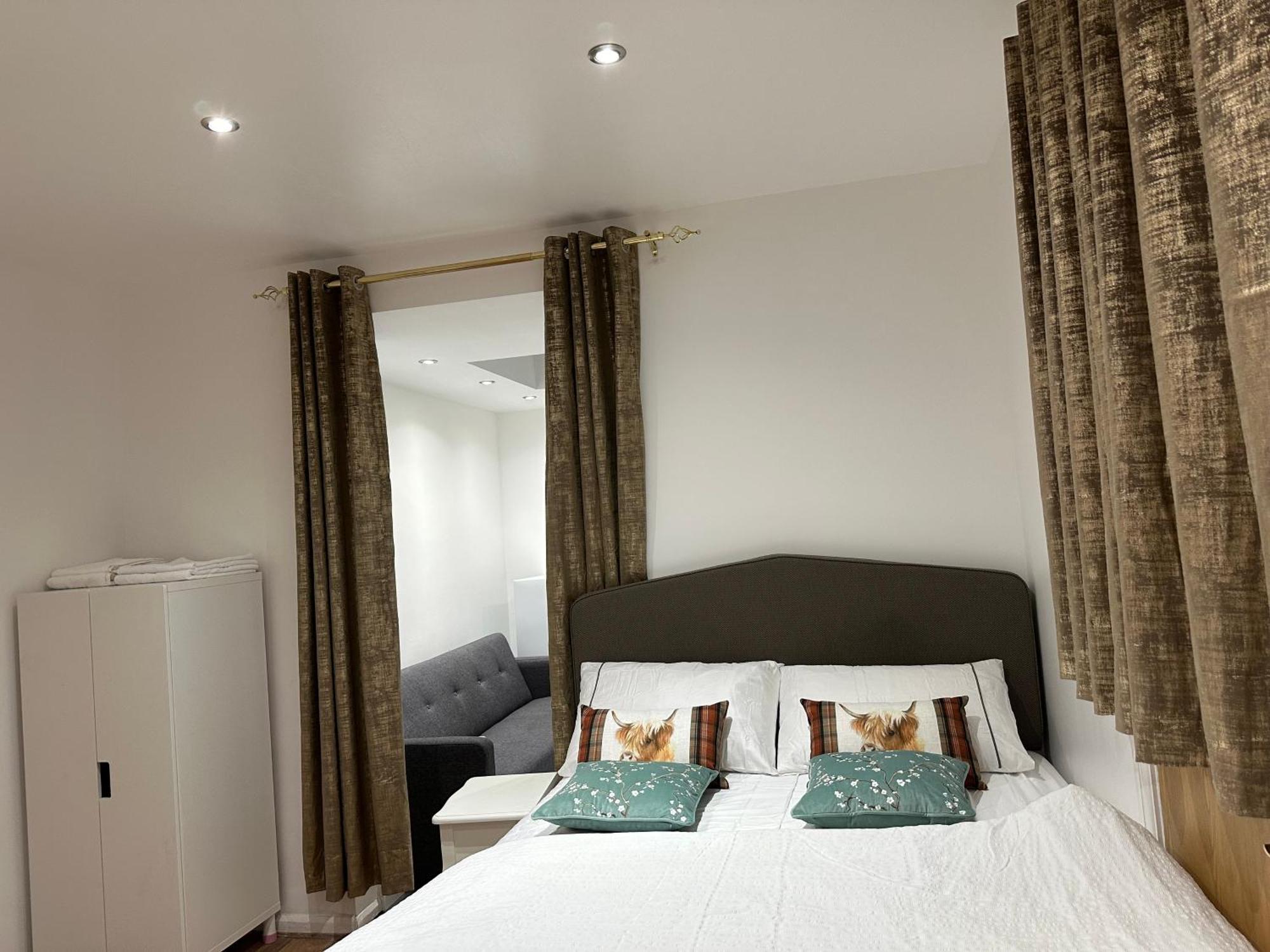 4Th Studio Flat With Private Own Bathroom A London Luxury Family Home Setup And Furnished With Double Bed Plus A Double Futon-Sofa Bed A Single Futon Bed A Baby Cot And Garden And Free Parking Londres Exterior foto