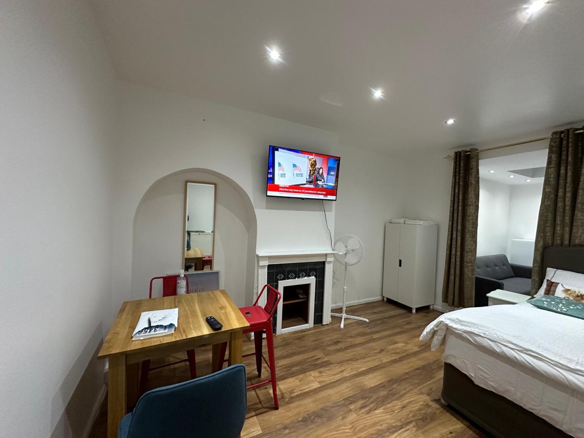 4Th Studio Flat With Private Own Bathroom A London Luxury Family Home Setup And Furnished With Double Bed Plus A Double Futon-Sofa Bed A Single Futon Bed A Baby Cot And Garden And Free Parking Londres Exterior foto