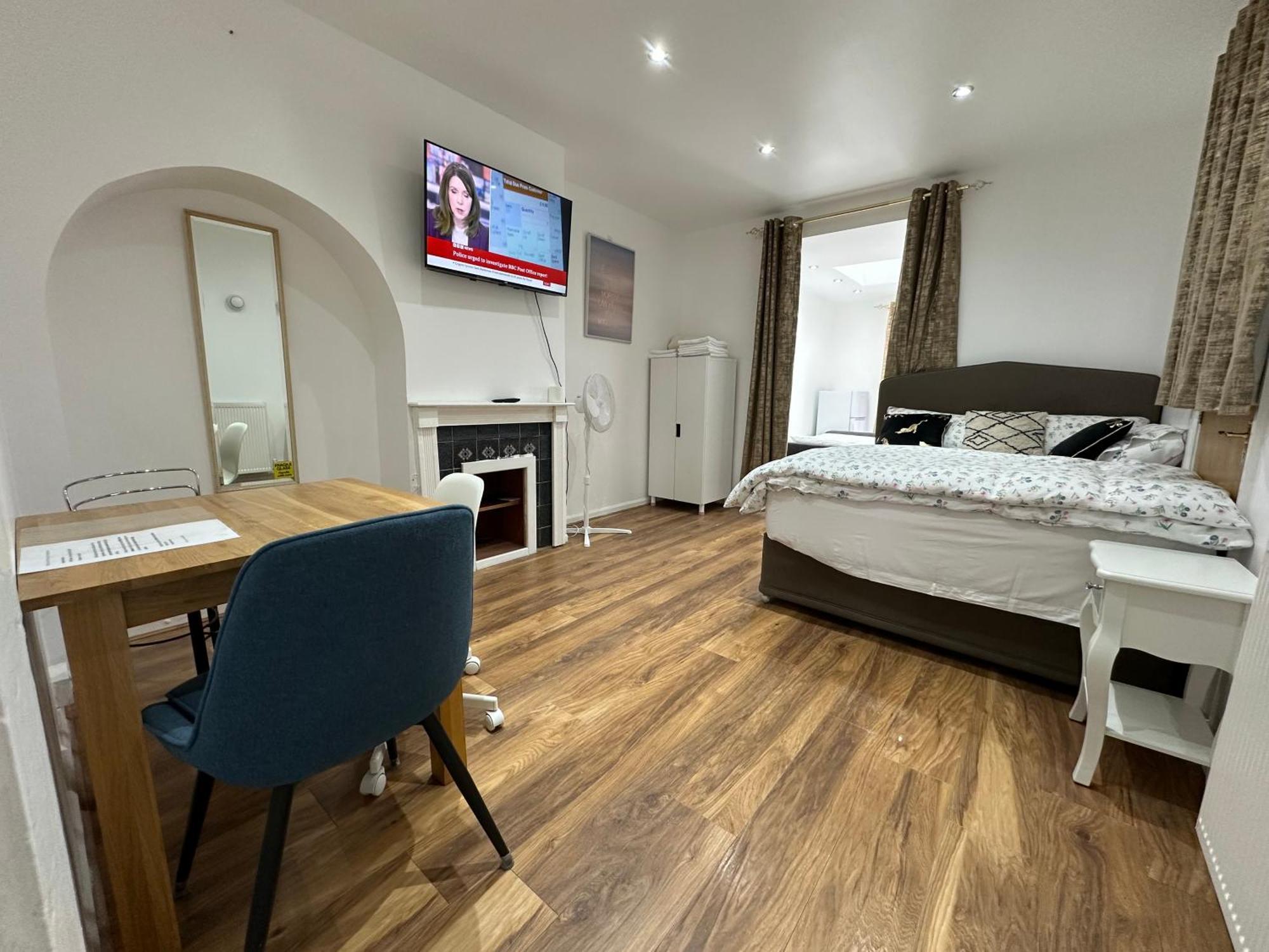 4Th Studio Flat With Private Own Bathroom A London Luxury Family Home Setup And Furnished With Double Bed Plus A Double Futon-Sofa Bed A Single Futon Bed A Baby Cot And Garden And Free Parking Londres Exterior foto