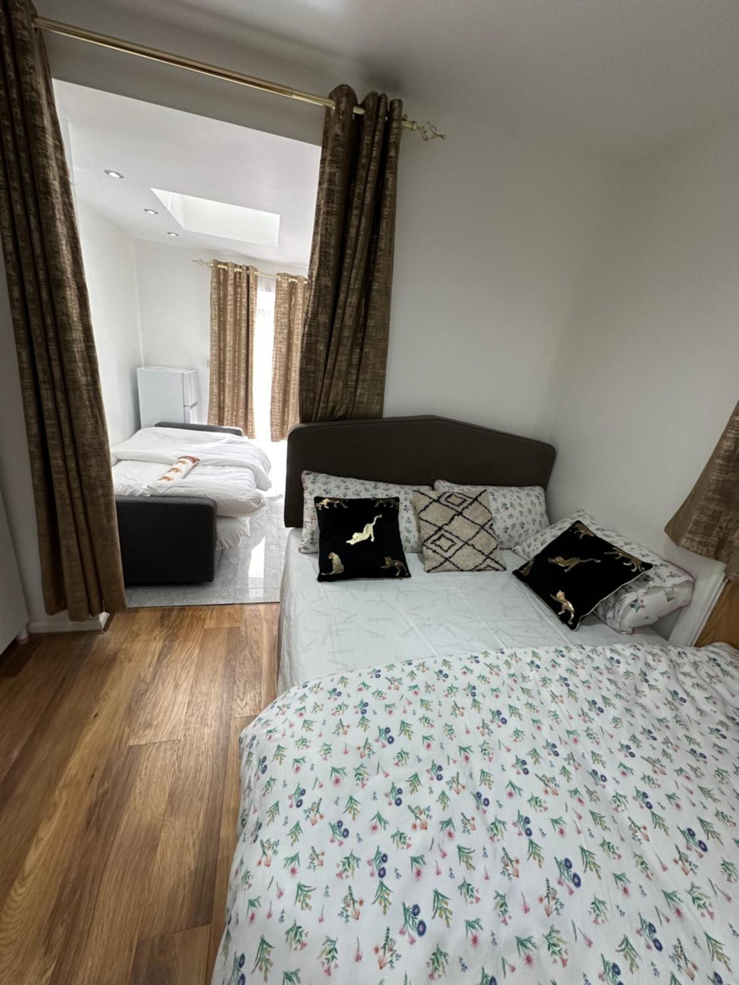 4Th Studio Flat With Private Own Bathroom A London Luxury Family Home Setup And Furnished With Double Bed Plus A Double Futon-Sofa Bed A Single Futon Bed A Baby Cot And Garden And Free Parking Londres Exterior foto