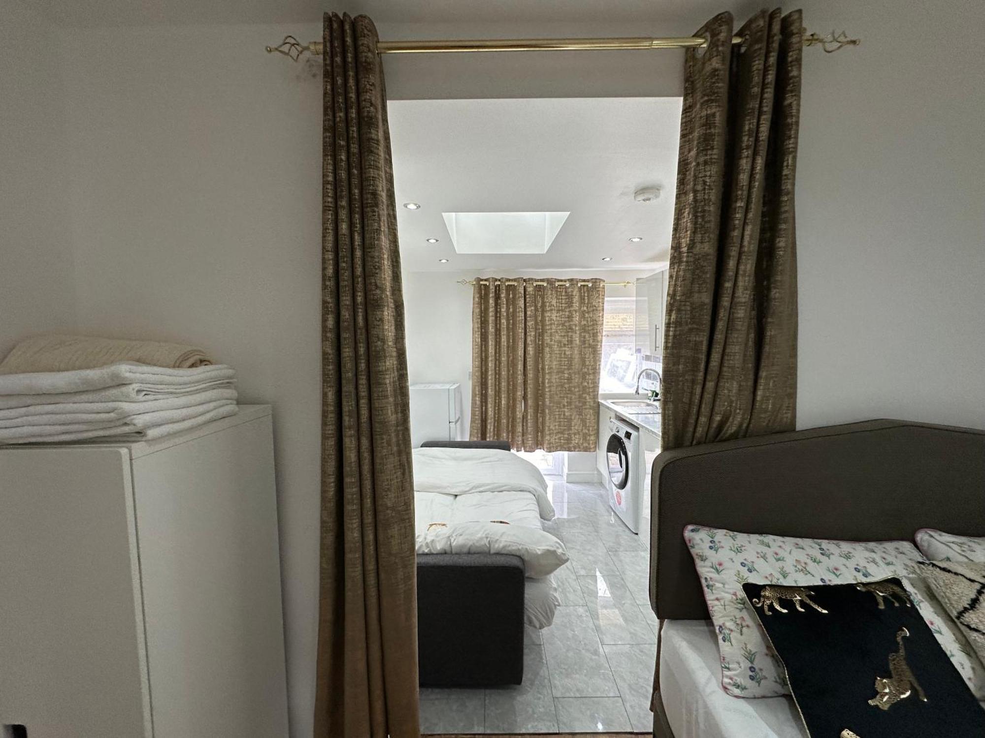 4Th Studio Flat With Private Own Bathroom A London Luxury Family Home Setup And Furnished With Double Bed Plus A Double Futon-Sofa Bed A Single Futon Bed A Baby Cot And Garden And Free Parking Londres Exterior foto