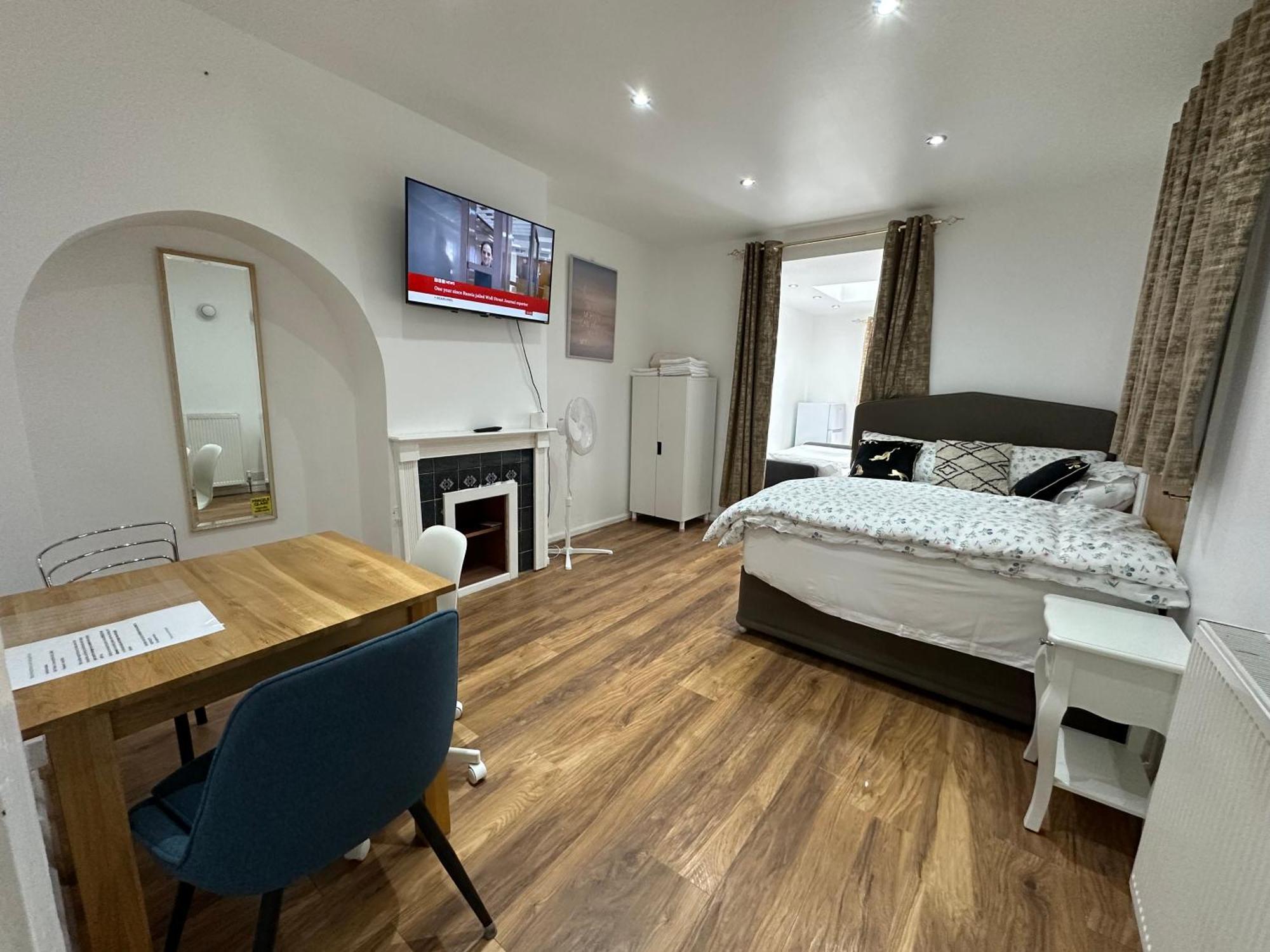 4Th Studio Flat With Private Own Bathroom A London Luxury Family Home Setup And Furnished With Double Bed Plus A Double Futon-Sofa Bed A Single Futon Bed A Baby Cot And Garden And Free Parking Londres Exterior foto