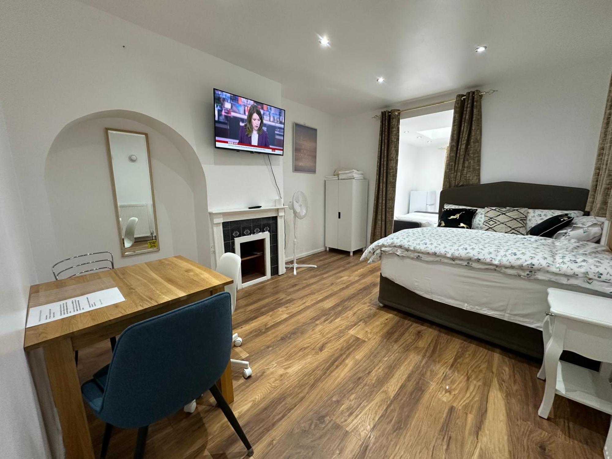 4Th Studio Flat With Private Own Bathroom A London Luxury Family Home Setup And Furnished With Double Bed Plus A Double Futon-Sofa Bed A Single Futon Bed A Baby Cot And Garden And Free Parking Londres Exterior foto