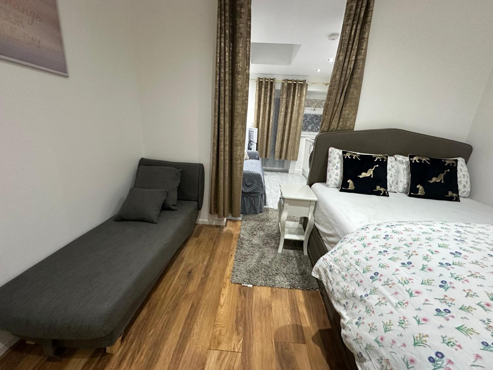 4Th Studio Flat With Private Own Bathroom A London Luxury Family Home Setup And Furnished With Double Bed Plus A Double Futon-Sofa Bed A Single Futon Bed A Baby Cot And Garden And Free Parking Londres Exterior foto