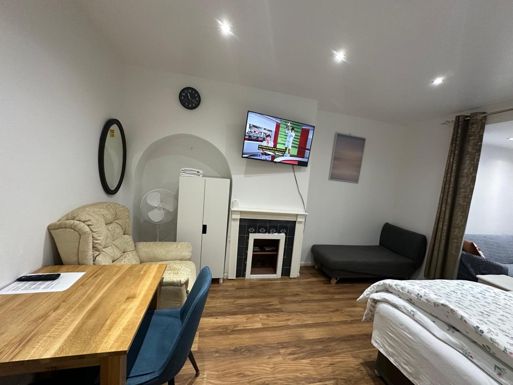 4Th Studio Flat With Private Own Bathroom A London Luxury Family Home Setup And Furnished With Double Bed Plus A Double Futon-Sofa Bed A Single Futon Bed A Baby Cot And Garden And Free Parking Londres Exterior foto
