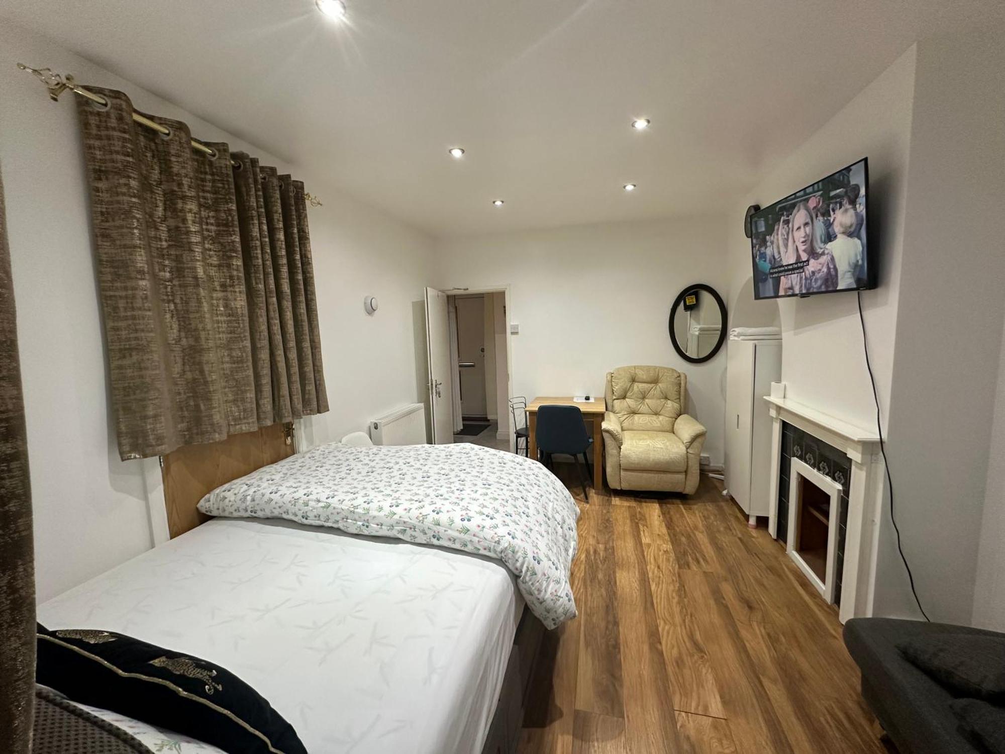 4Th Studio Flat With Private Own Bathroom A London Luxury Family Home Setup And Furnished With Double Bed Plus A Double Futon-Sofa Bed A Single Futon Bed A Baby Cot And Garden And Free Parking Londres Exterior foto