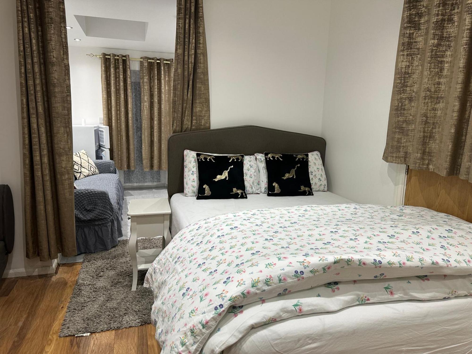 4Th Studio Flat With Private Own Bathroom A London Luxury Family Home Setup And Furnished With Double Bed Plus A Double Futon-Sofa Bed A Single Futon Bed A Baby Cot And Garden And Free Parking Londres Exterior foto
