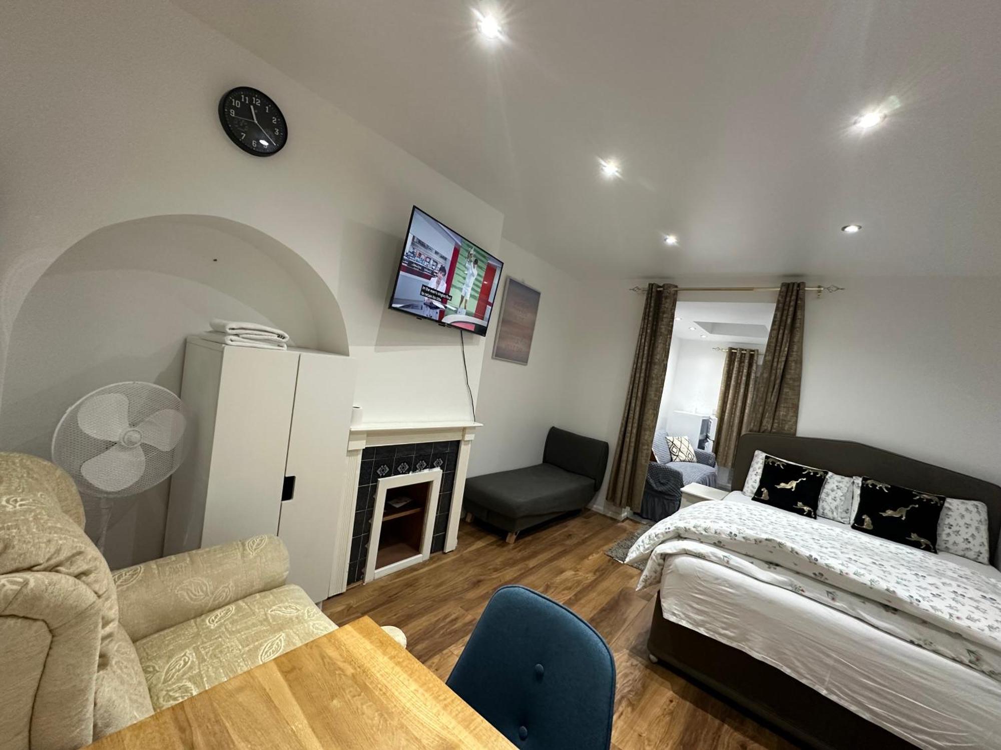 4Th Studio Flat With Private Own Bathroom A London Luxury Family Home Setup And Furnished With Double Bed Plus A Double Futon-Sofa Bed A Single Futon Bed A Baby Cot And Garden And Free Parking Londres Exterior foto