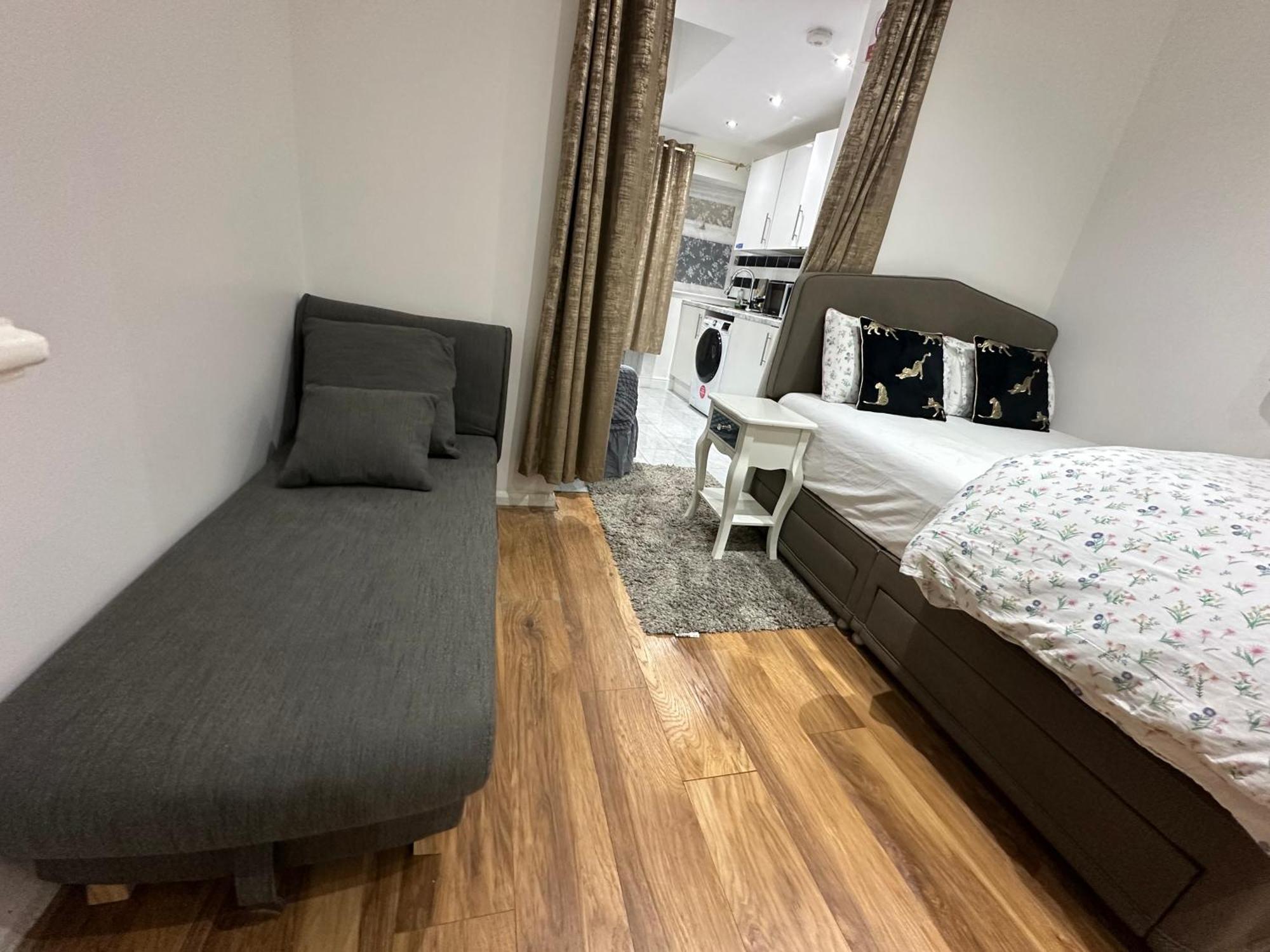 4Th Studio Flat With Private Own Bathroom A London Luxury Family Home Setup And Furnished With Double Bed Plus A Double Futon-Sofa Bed A Single Futon Bed A Baby Cot And Garden And Free Parking Londres Exterior foto