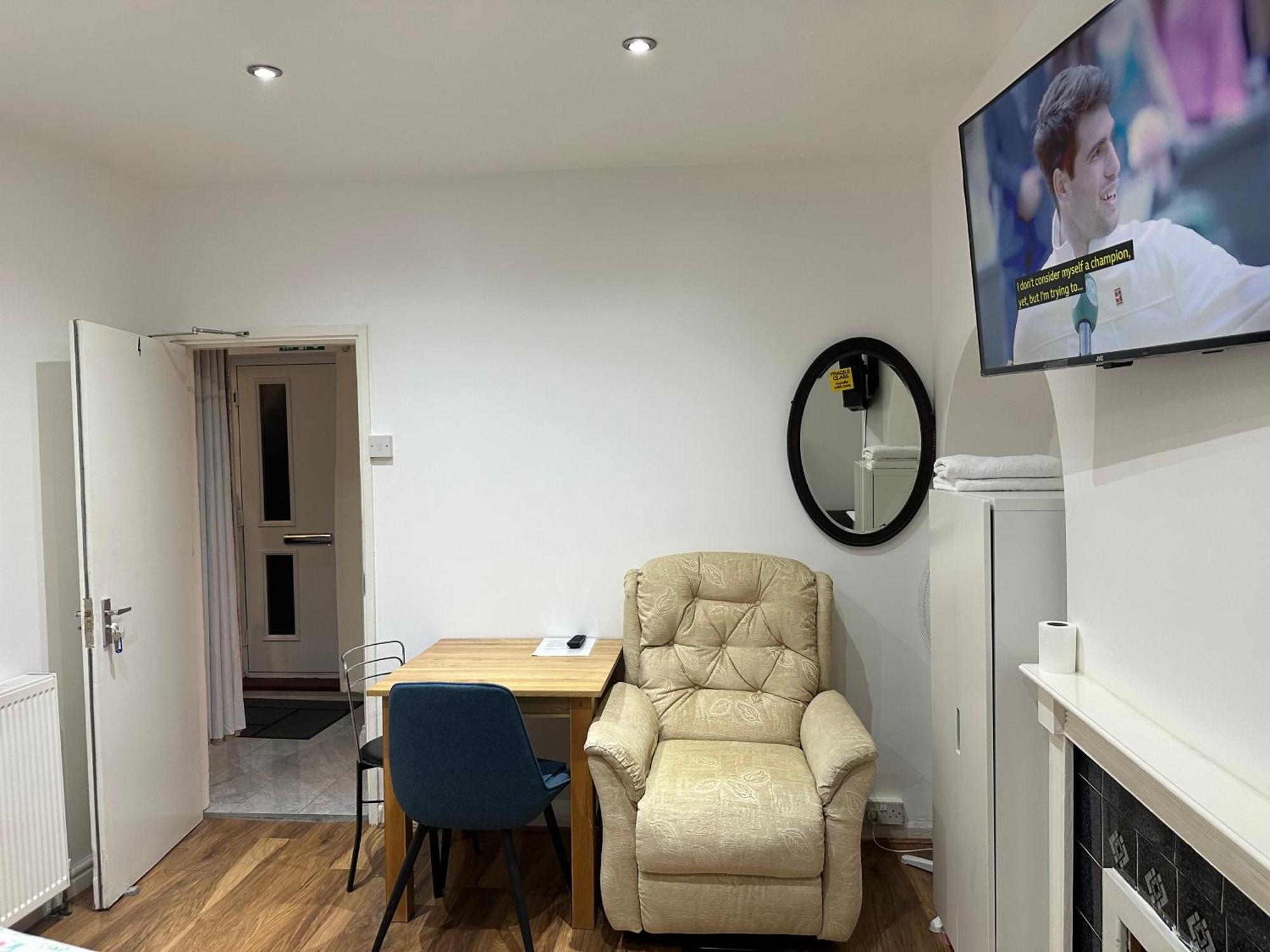 4Th Studio Flat With Private Own Bathroom A London Luxury Family Home Setup And Furnished With Double Bed Plus A Double Futon-Sofa Bed A Single Futon Bed A Baby Cot And Garden And Free Parking Londres Exterior foto