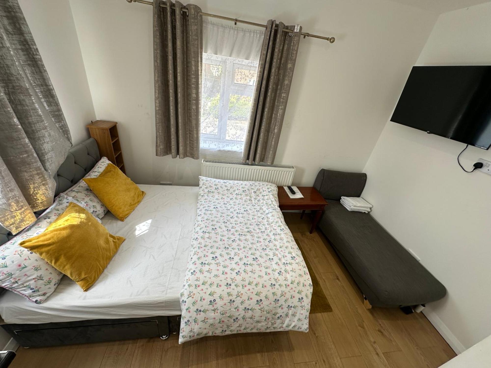 4Th Studio Flat With Private Own Bathroom A London Luxury Family Home Setup And Furnished With Double Bed Plus A Double Futon-Sofa Bed A Single Futon Bed A Baby Cot And Garden And Free Parking Londres Exterior foto